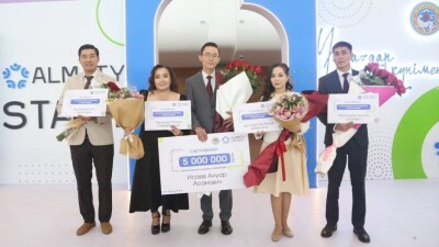 С Днём учителя поздравили педагогов Алматы