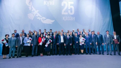 Аким Атырауской области Серик Шапкенов в преддверии Дня Республики вручил ряду лиц государственные награды