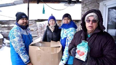 Уборка снега: волонтёры столицы помогают одиноким и пожилым людям