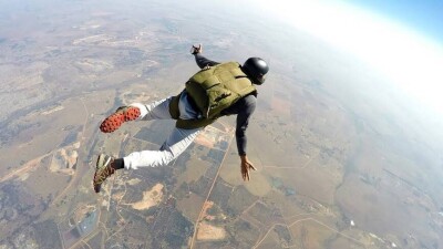 В Алматинской области военный разбился насмерть во время прыжка с парашютом
