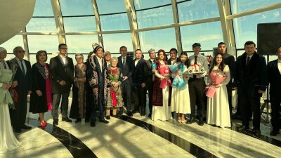 В Астане поздравили молодожёнов с бракосочетанием и семейные пары с золотой свадьбой