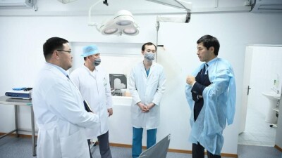 БҚО әкімі облыстық көпбейінді ауруханада диагностикалау мен емдеудің жаңа әдістерімен танысты