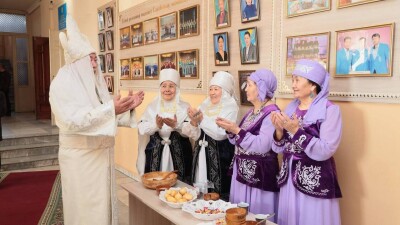 Персонаж казахской мифологии поздравил избирателей в Абайской области