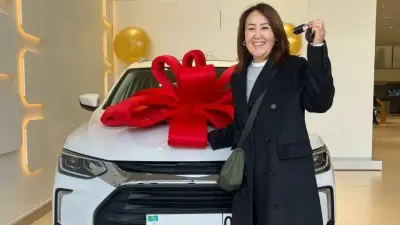 "Дочь получает водительские права, машину подарим ей". Казахстанка выиграла кроссовер в национальной лотерее "Сәтті Жұлдыз"