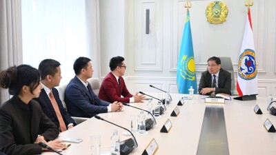 Аким Алматы Ерболат Досаев встретился с президентом китайской компании Pacific Construction Group Сонг Шаотином