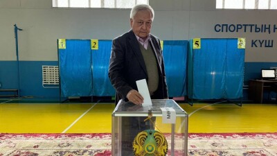 Председатель Союза писателей Казахстана Мереке Кулкенов принял участие в референдуме в Алматы
