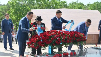 Шымкент әкімі Ұлы Отан соғысы ардагерлеріне пәтер кілтін табыс етті