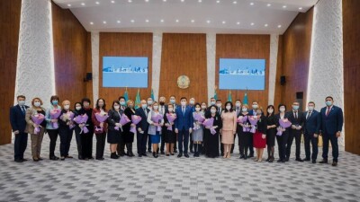 Более 350 столичных медработников награждены медалями к 16 декабря