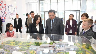 Ерболат Досаев посетил школу нового поколения, построенную за счёт частных инвестиций