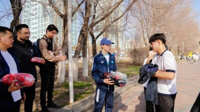 В Астане прохожие меняли вейпы на спортинвентарь