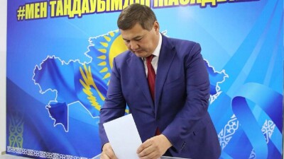 Аким области Нурлыбек Налибаев  проголосовал