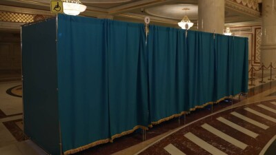 Необычные избиратели: в Астане супергерои приехали на референдум на электрокарах