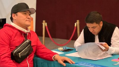 Звездный выбор: эстрадный певец Кайрат Баекенов принял участие в референдуме