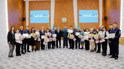 Спасателям и пожарным вручили ключи от квартир в Астане