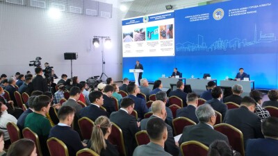 Инклюзивные встречи: Досаев выступает с сурдосопровождением