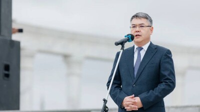 В Атырау прошла церемония поднятия Государственного флага