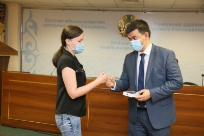 "Здоровый" подарок: победителям костанайского розыгрыша среди вакцинированных вручили IPhone 12
