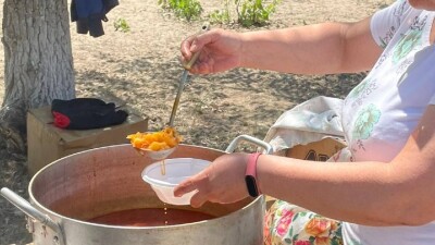 Волонтёры поддерживают пожарных в борьбе с лесным пожаром