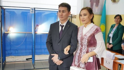 Молодожёны проголосовали на избирательном участке