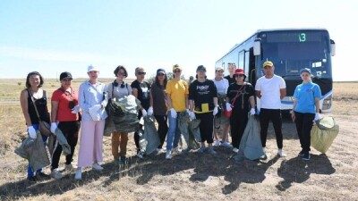 Столичная АНК и неправительственные организации провели субботник на берегу водохранилища