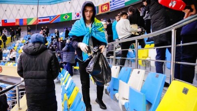 Столичные болельщики, собирающие мусор после матча, вновь привлекли к себе внимание