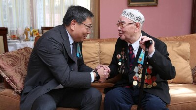 Аким Алматы Ерболат Досаев: великая Победа – это ваша заслуга