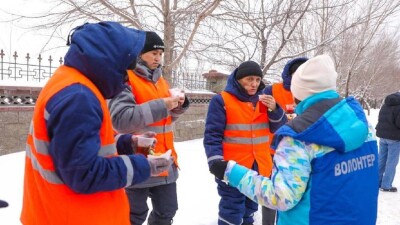 Столичные волонтёры угощают коммунальщиков баурсаками и чаем