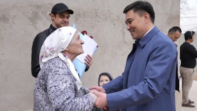 Габит Сыздыкбеков вручил ключи от дома пенсионерке, пострадавшей от затопления канализацией