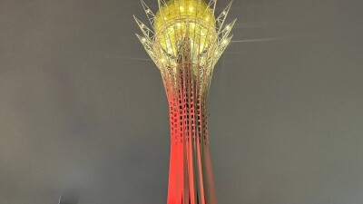 В Астане главный символ города – монумент "Байтерек" подсветили красным цветом