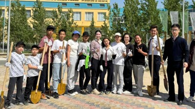 "Таза Қазақстан": актауские школьники посадили деревья в рамках экологической акции