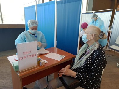 К полудню в прививочном пункте ТРЦ вакцину от коронавируса получили порядка 55 горожан