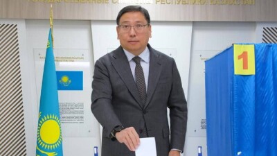 Аким Алматы вместе с супругой проголосовали на выборах президента Казахстана