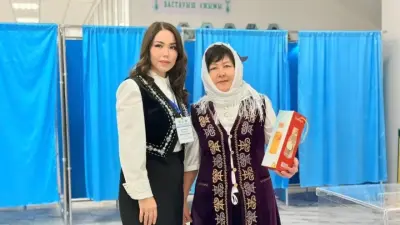 Референдум-2026: на избирательных участках Астаны вручают подарки первым проголосовавшим жителям