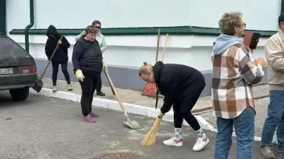 "Таза Қазақстан": уборку у столичных памятников провели работники учреждений культуры