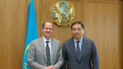 Аким Алматы Ерболат Досаев встретился с директором глобальной платформы онлайн-обучения Coursera Джеффом Маджионкалдой
