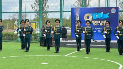 Полевая каша и выступление военного оркестра: День Победы празднуют в Астане