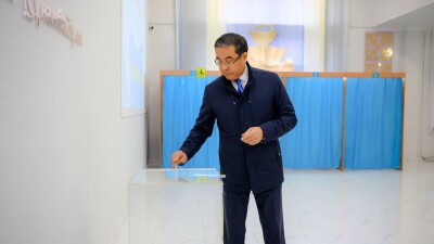 Аким области Абай Нурлан Уранхаев проголосовал на референдуме