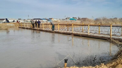 Жители и власти укрепляют дамбы в городе Кулсары Атырауской области