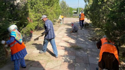 "Өнегелі ұрпақ" апталығы: Шымкент жастары мұражай маңын тазалады