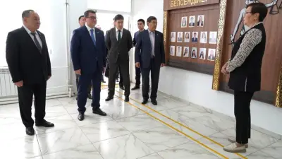 Президент кеңесшісі Мәлік Отарбаев Орал студенттерімен кездесті