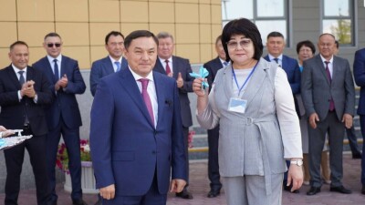 В Акмолинской области организациям образования вручены ключи от машин