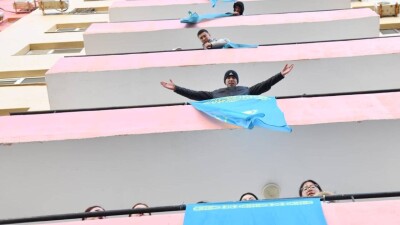 Балконы жилых домов в Атырау украсили Государственным флагом