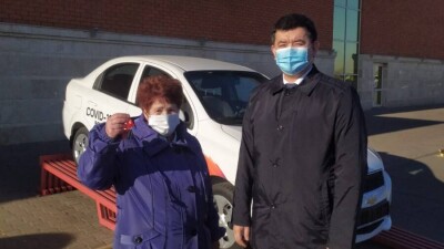 Крупный подарок вручили вакцинированной пенсионерке из Костанайской области