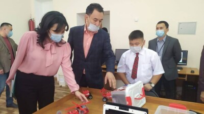 Дорогостоящие комплекты для робототехники подарил костанайский меценат родной школе