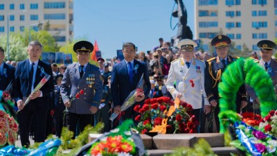 В области Абай возложили цветы к Вечному огню
