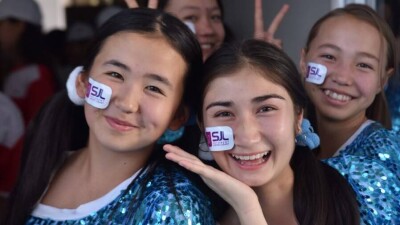 Победителям Шымкентской молодёжной лиги подарили мини-автобусы