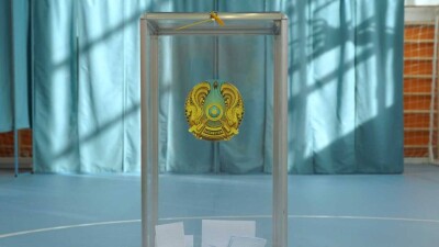 Астанчанка в халате и тапочках пришла на избирательный участок