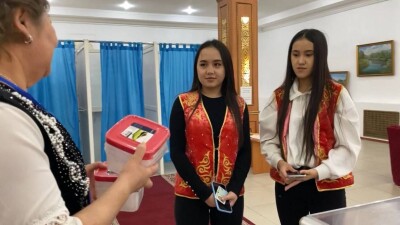 В Абайской области девочки-двойняшки отдали свои голоса на выборах