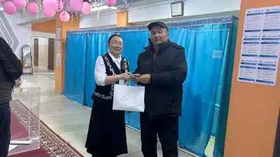 Маңғыстауда референдумға алғашқы болып келгендерге арнайы сыйлықтар үлестірілді