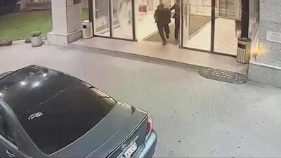 Двое мужчин повредили дверь в подъезде ЖК в Астане
